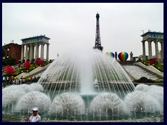 The entrance to Windows of the World. Here you find this splendid fountain.